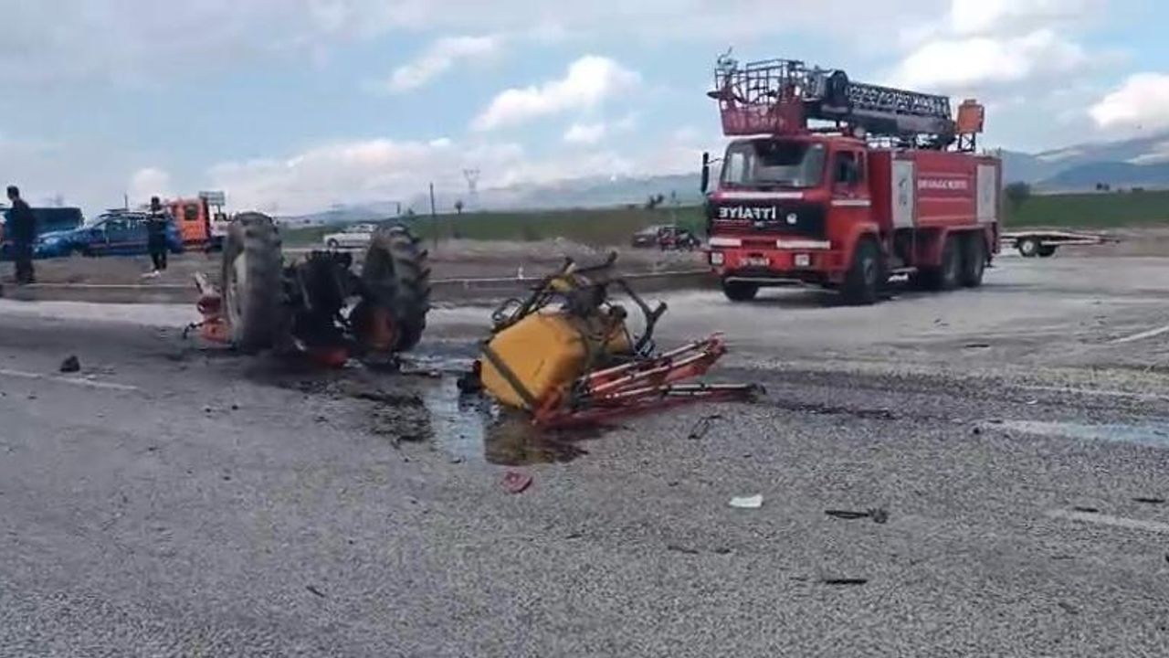 Isparta’da otomobil traktörle çarpıştı: 1’i ağır 4 yaralı