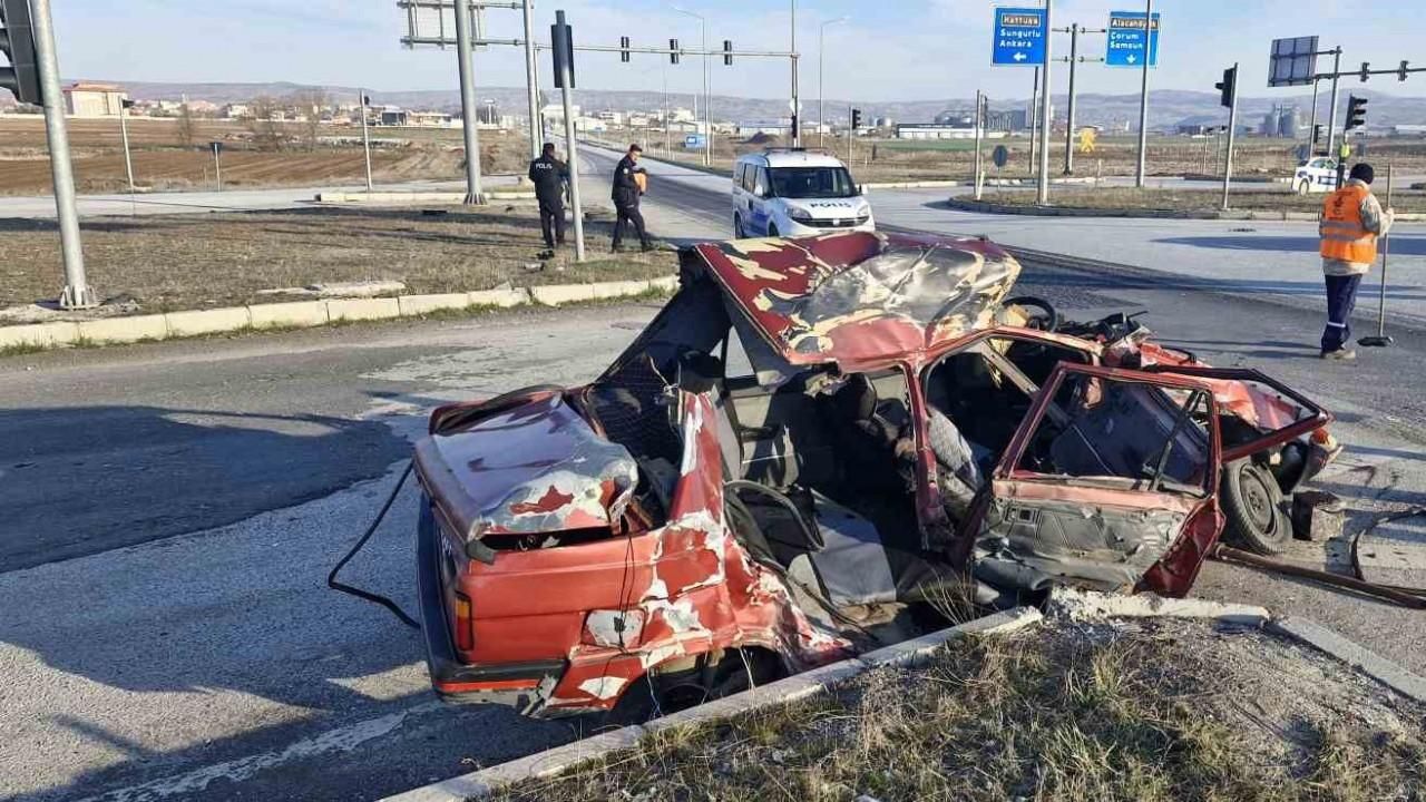 Kamyon, çarptığı otomobili biçti: 1 ağır yaralı