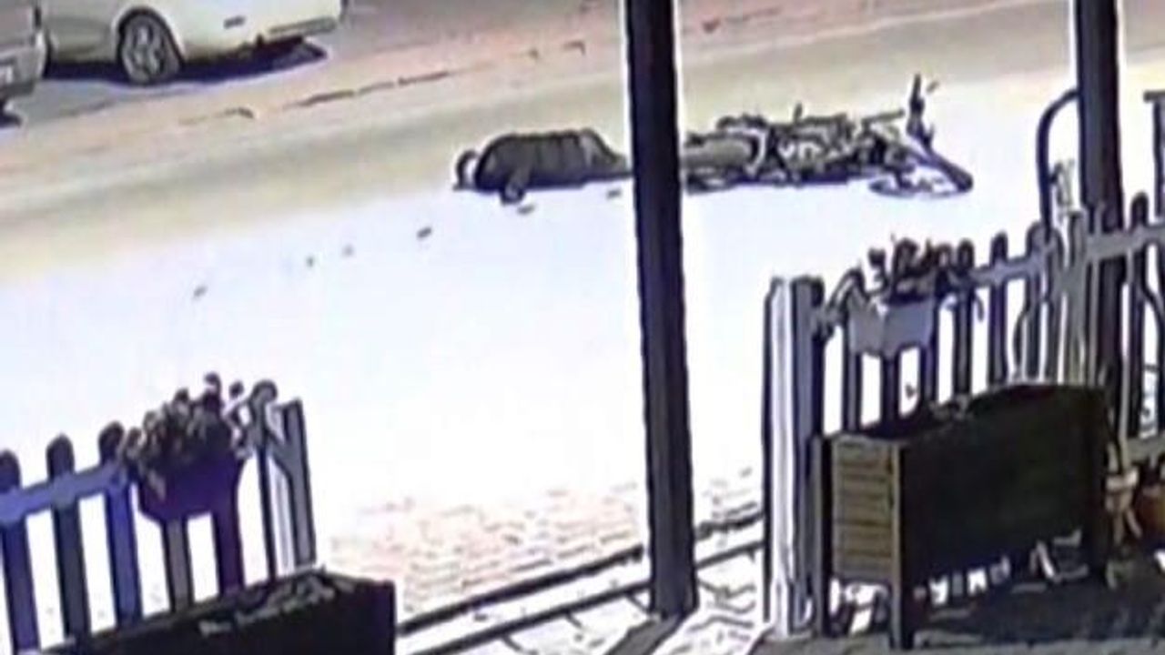 Konya’da motosikletlerin kafa kafaya çarpıştığı anlar güvenlik kamerasında