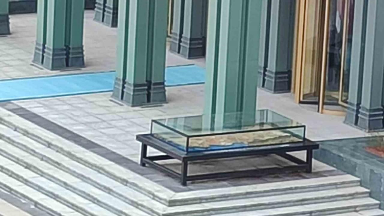 Külliye’ye vinçle getirilen 3 ton ağırlığındaki eser, Cumhurbaşkanı Erdoğan’a hediye edildi