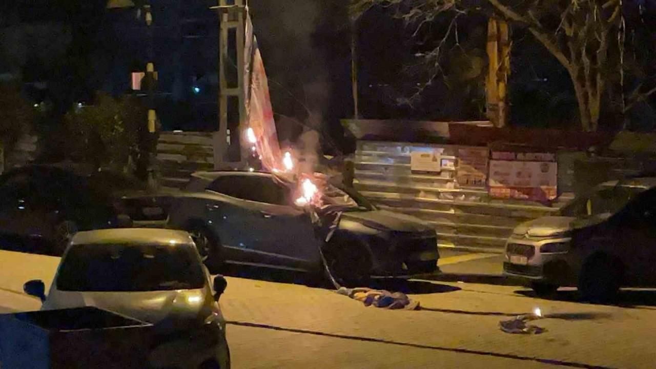 Maltepe’de seçim bayrağı asılan elektrik kablosu düştü, lüks araç yandı