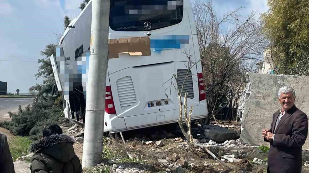 Mardin’de yolcu otobüsü bir evin bahçesine girdi