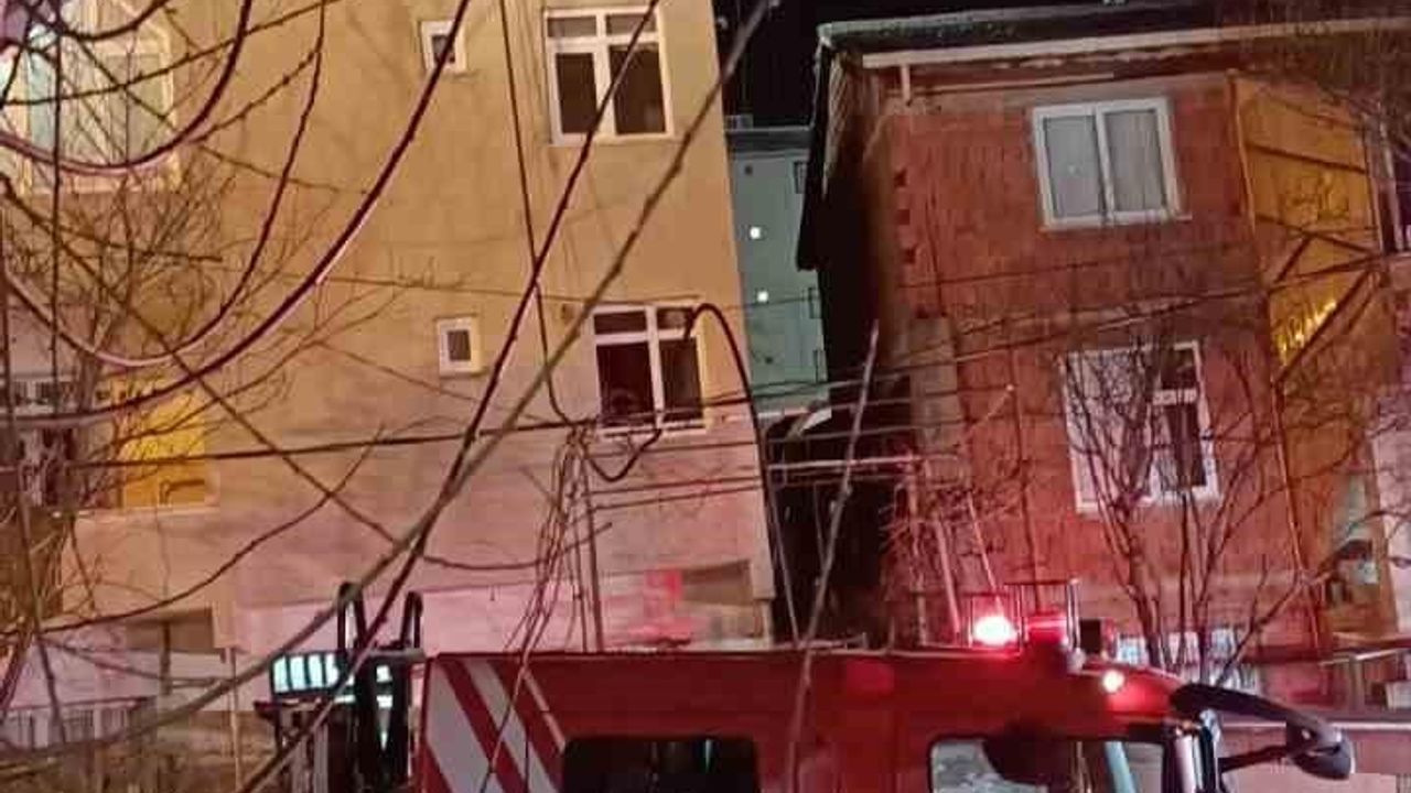 Pendik’te apartman dairesinde yangın paniği