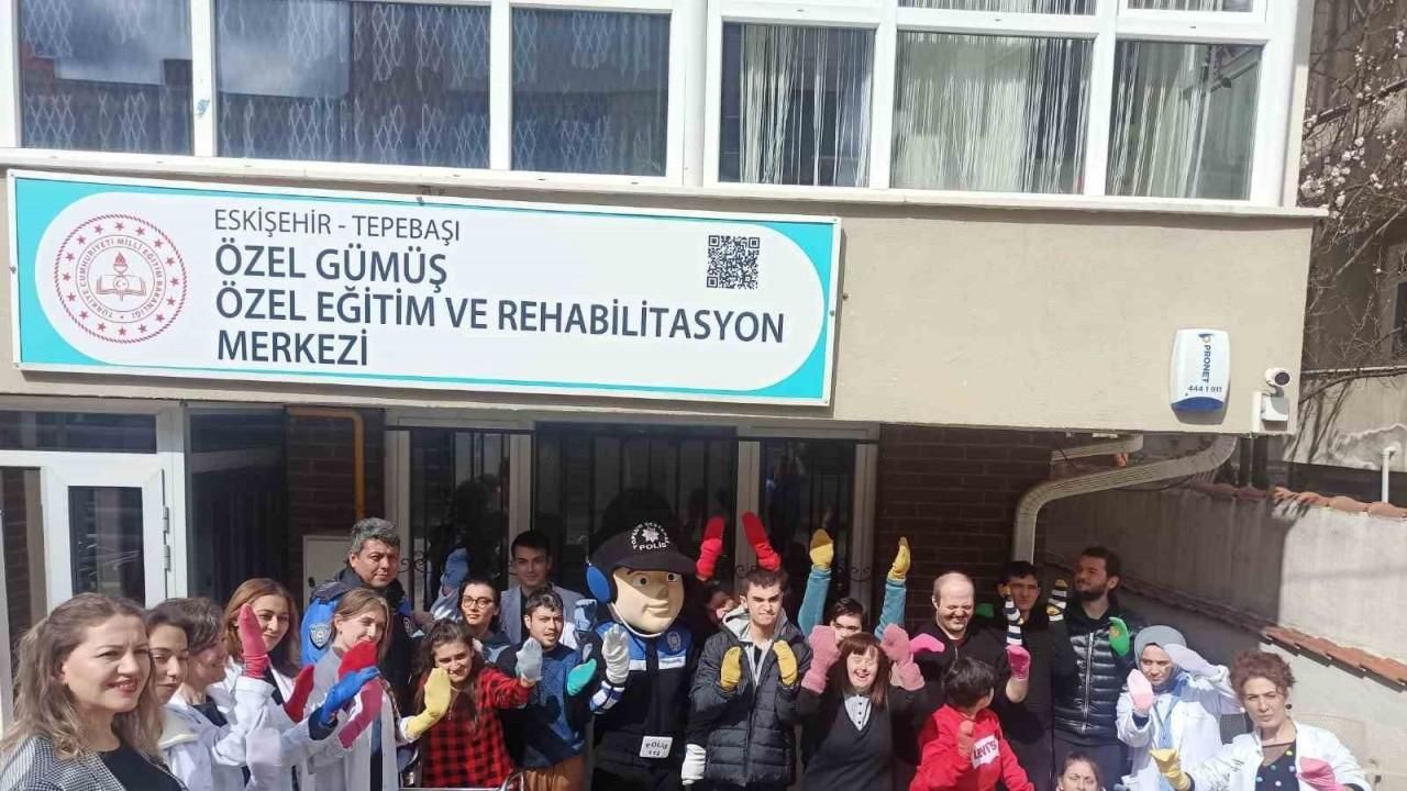 Polis ekipleri down sendromlu çocuklarla bir araya geldi