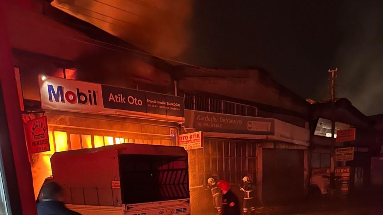 Samsun’da oto tamirci dükkanı alev alev yandı