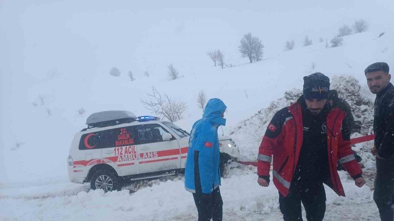 Siirt’te kardan kapanan yolda mahsur kaldığı araçlar kurtarıldı