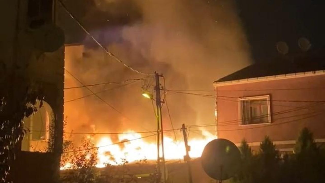 Sultanbeyli’de bir ev alev alev yandı