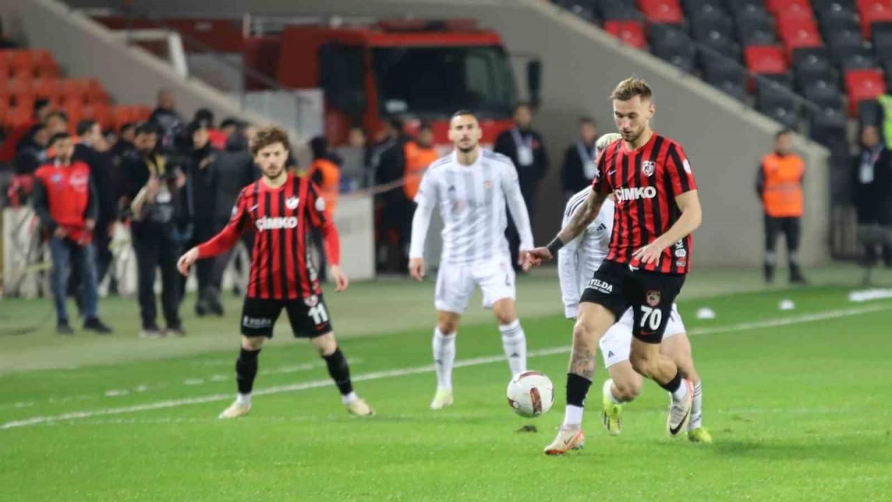 Trendyol Süper Lig: Gaziantep FK: 1 - Beşiktaş: 0 (İlk yarı)