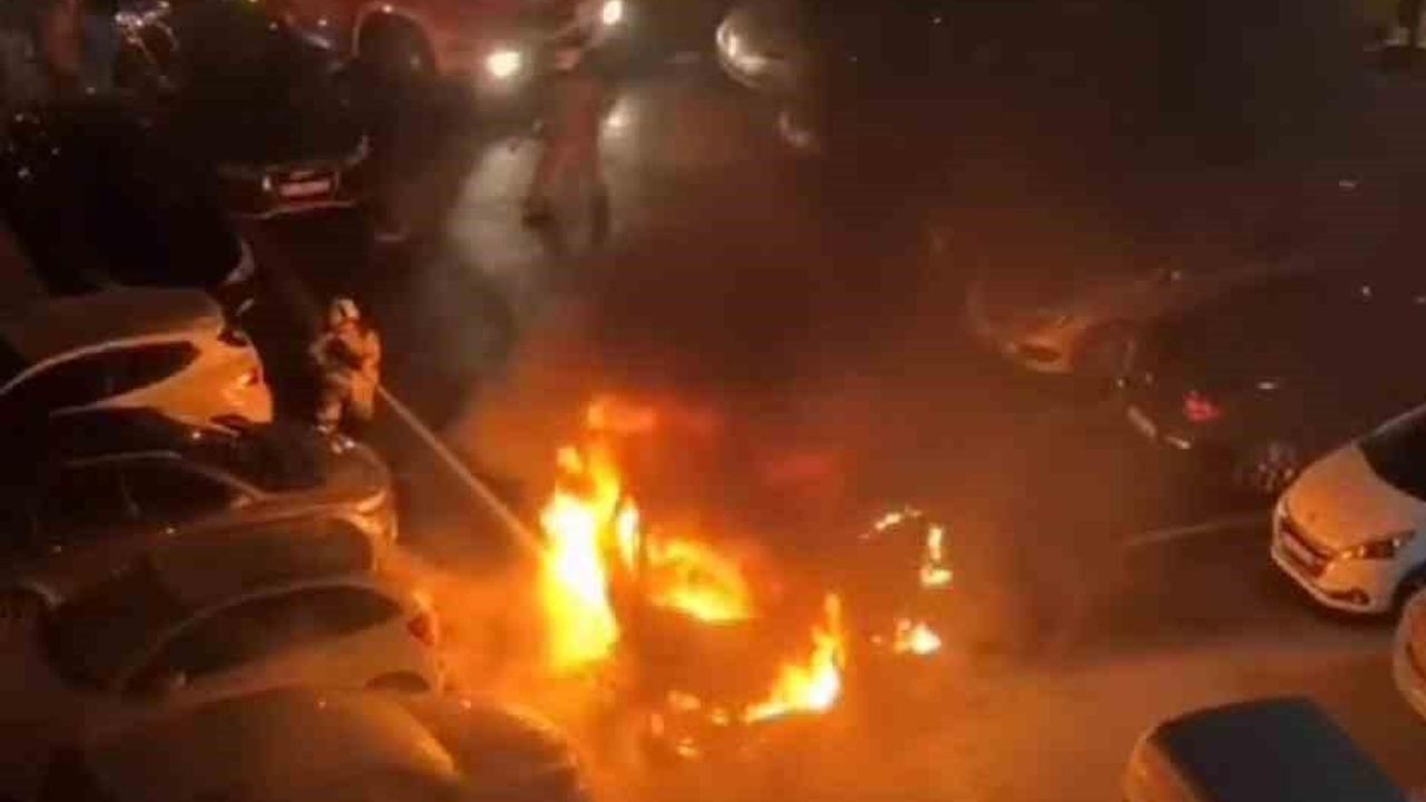 Tuzla’da park halindeki araç alev alev yandı