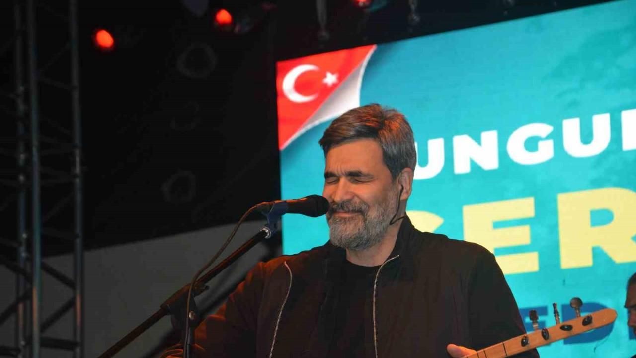 Uğur Işılak konserinde salon doldu taştı