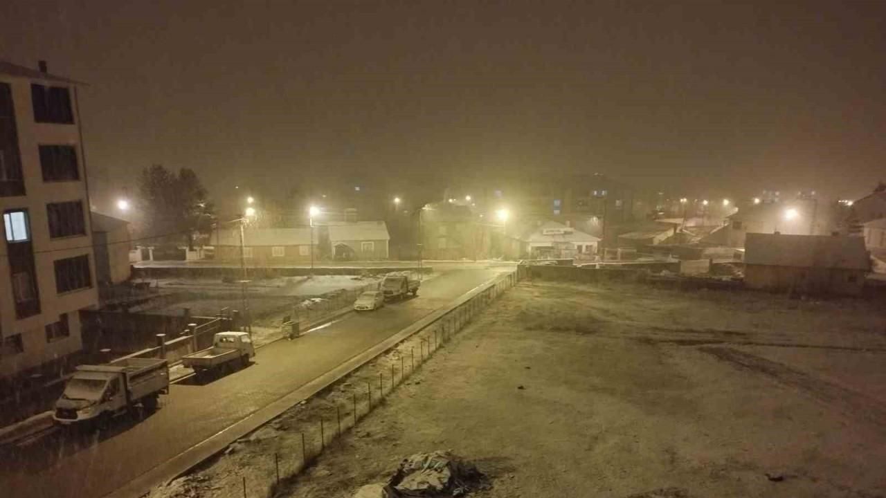 Varto’da kar yağışı: 20 köy yolu ulaşıma kapandı
