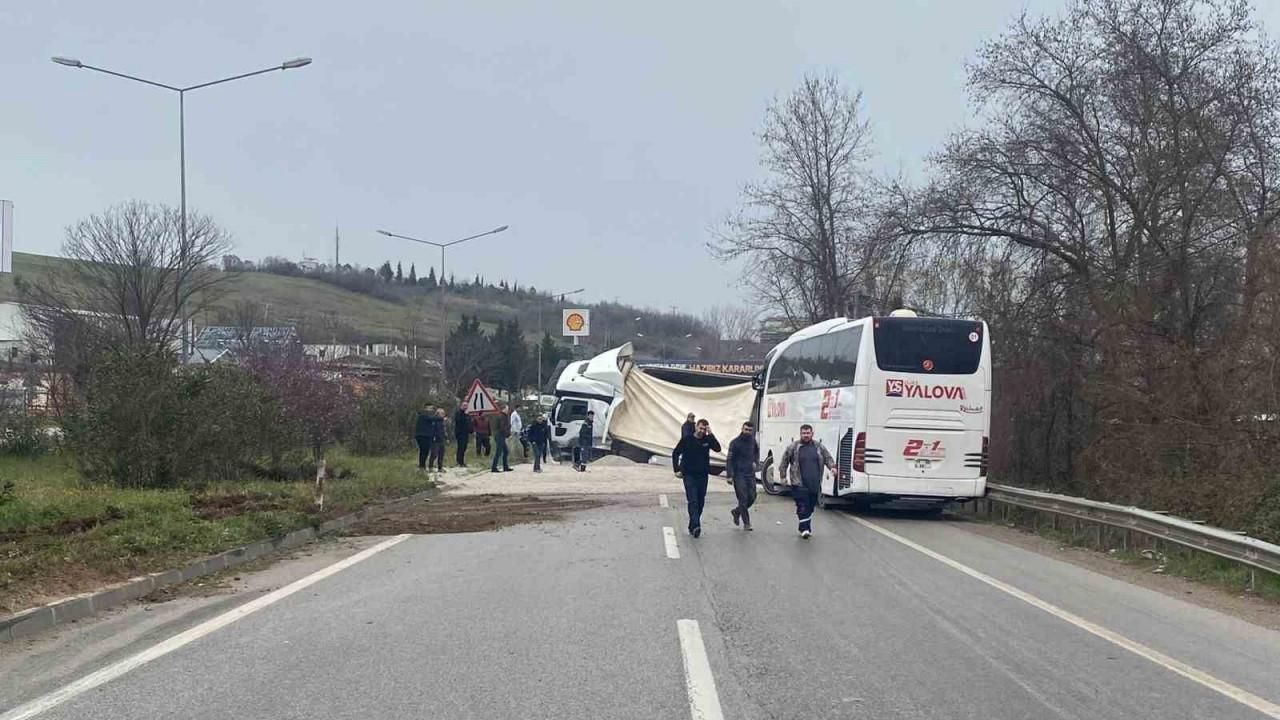 Yalova’da devrilen mıcır yüklü tıra otobüs çarptı