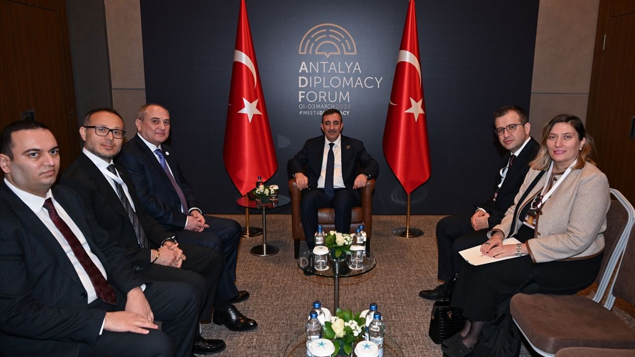 ANTALYA - Cumhurbaşkanı Yardımcısı Yılmaz, Yeni Azerbaycan Partisi Genel Başkan Yardımcısı Budagov'u ve Türk Yatırım Fonu Başkanı Amreyev'i kabul etti