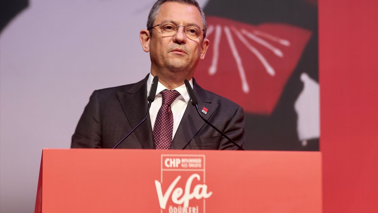 İSTANBUL - CHP Genel Başkanı Özel, ''Vefa Ödülleri'' programında konuştu