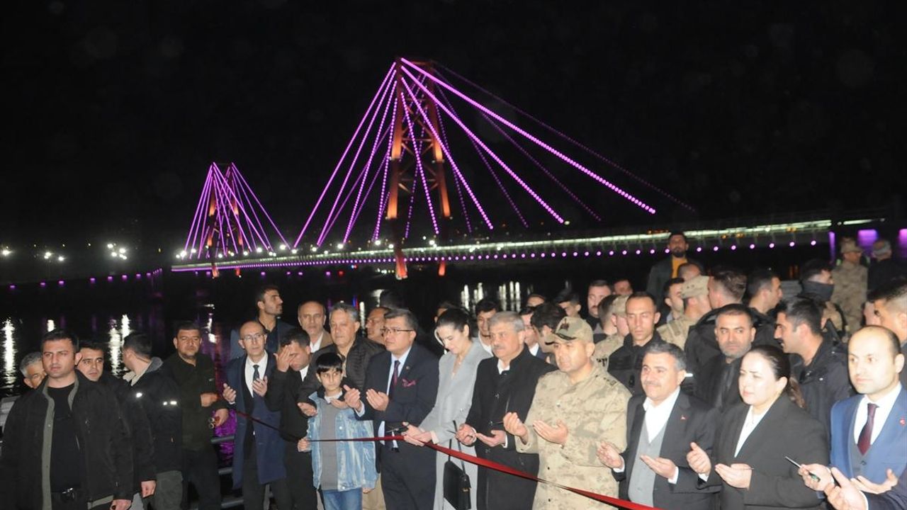 ŞIRNAK - Dicle Nehri üzerinde yapılan İsmail Ebul-İz El-Cezeri Köprüsü törenle hizmete açıldı