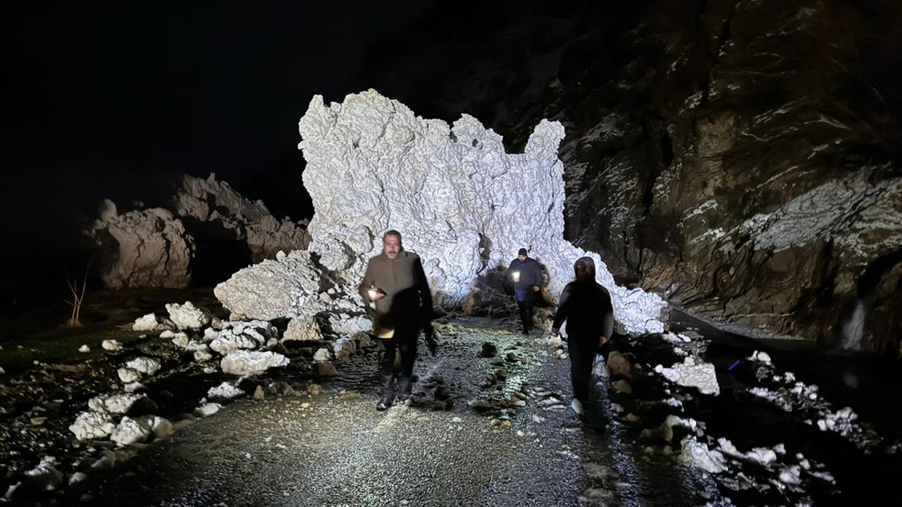 VAN - Çatak-Pervari kara yolu çığ nedeniyle kapandı