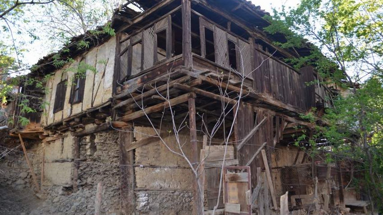 Boyabat’ın en eski yapısı kaderine terk edildi