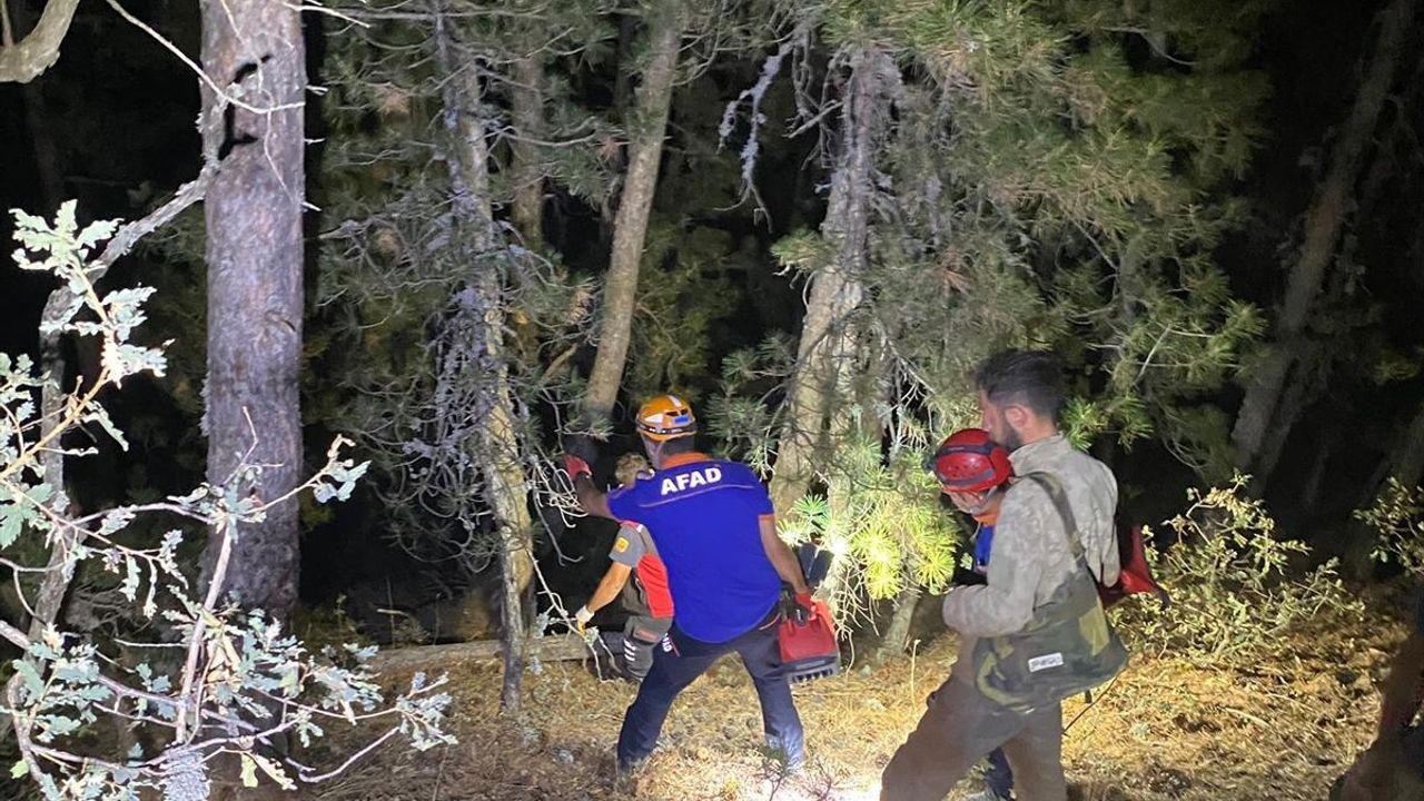 ÇORUM - Motosikletle dere yatağına düşen baba ve oğlunu AFAD ekibi kurtardı