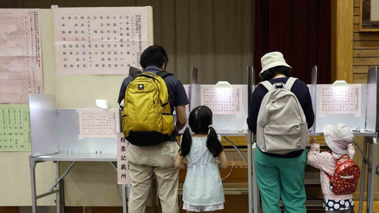 Japonya’daki erken seçimde 15 yıldır iktidardaki LDP mecliste çoğunluğu kaybetti