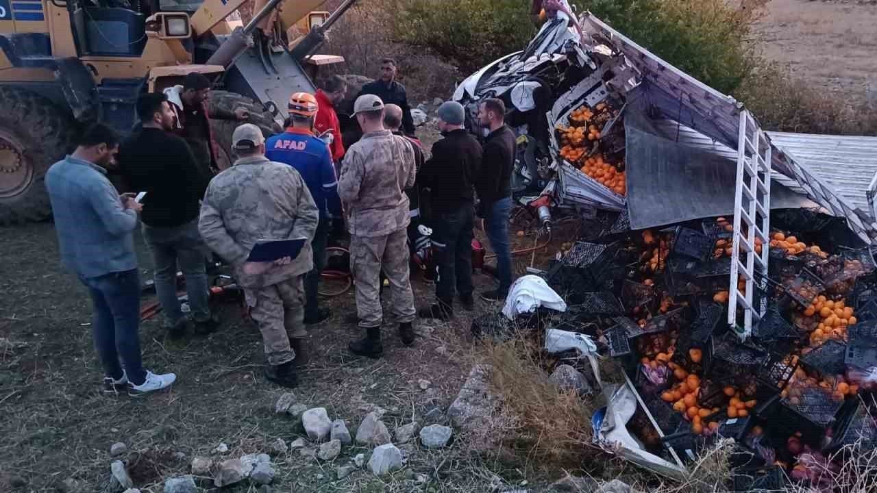 Bitlis’te meyve yüklü kamyonet devrildi: 1 ölü, 1 yaralı