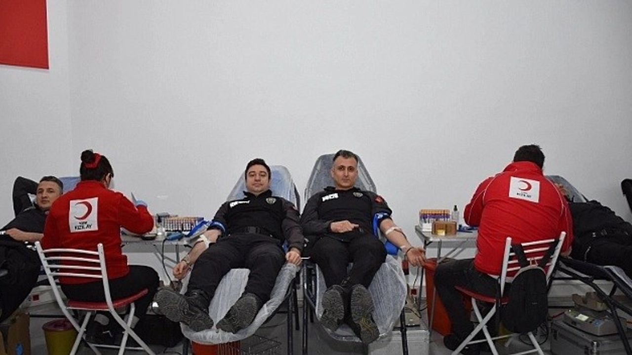 Sinop’ta polis memurlarından kan bağışı