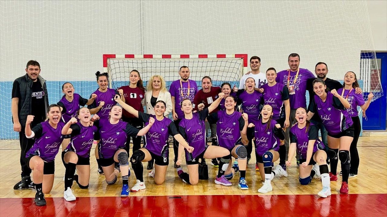 Sinopspor Kadın Hentbol Takımından galibiyet pozu