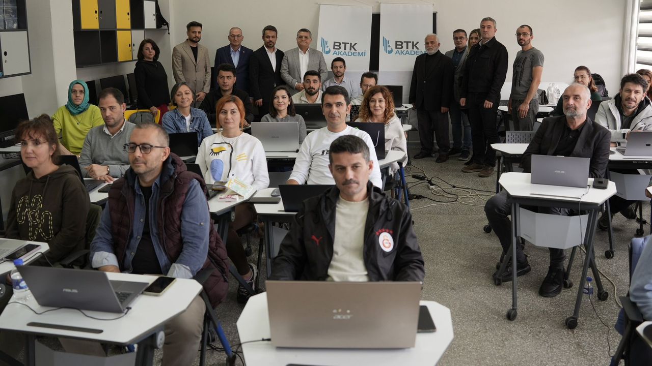 Sinop’ta eğitimcilere Yapay Zekâ ve Dijital Dönüşüm eğitimi