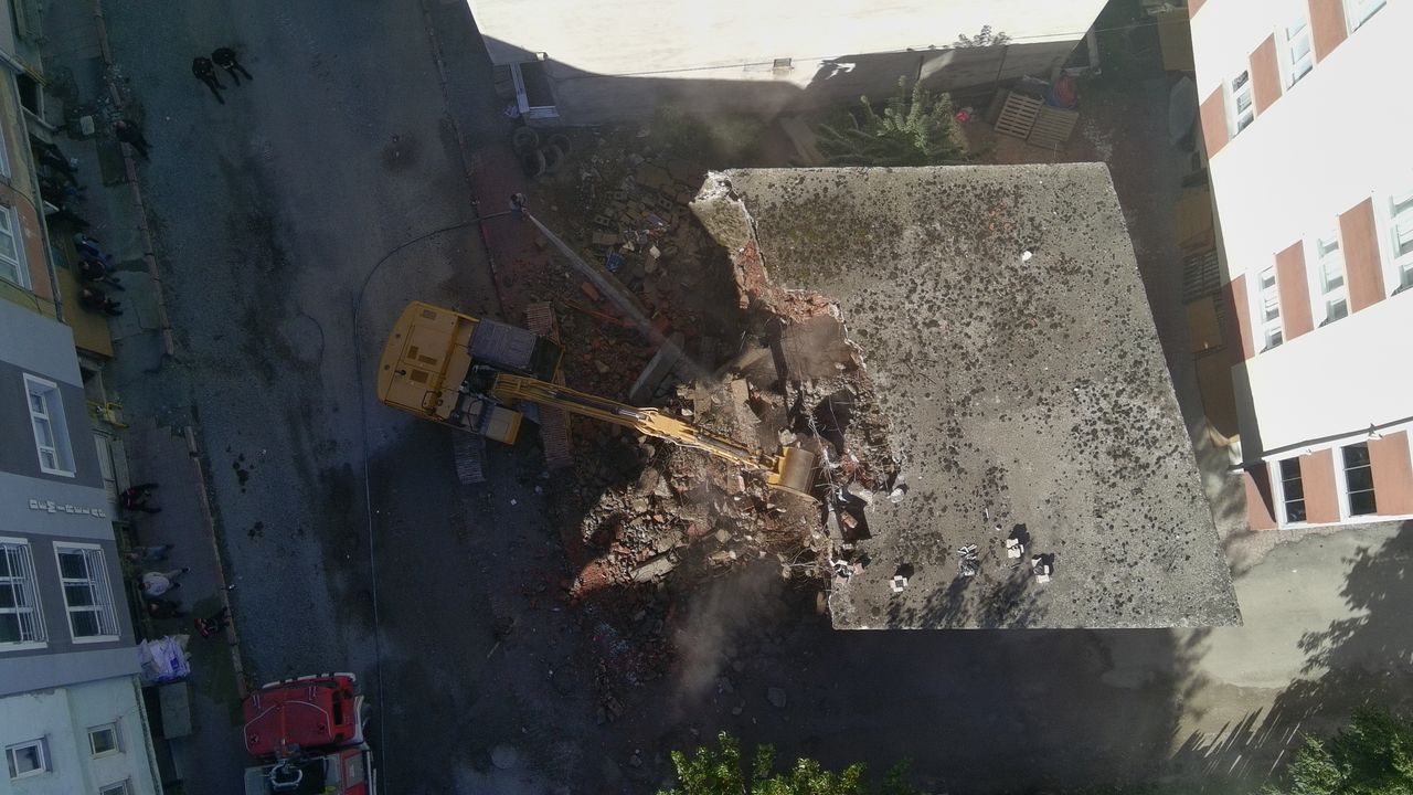 İlçede metruk binaların yıkımı gerçekleştirildi