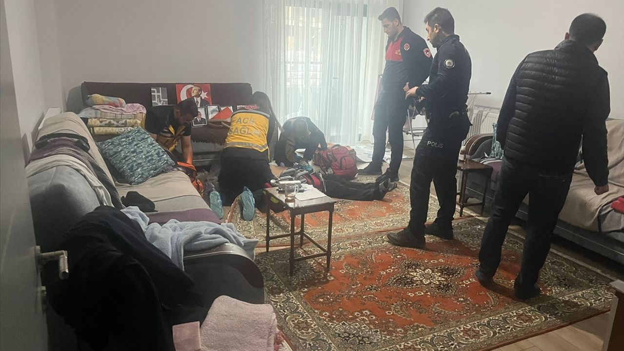 Kalp krizi geçiren vatandaş için pencereden eve girildi