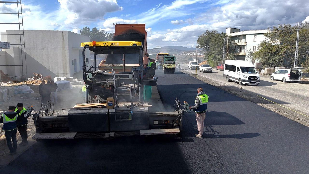 Samsun Büyükşehir Belediyesi yol çalışmalarına devam ediyor