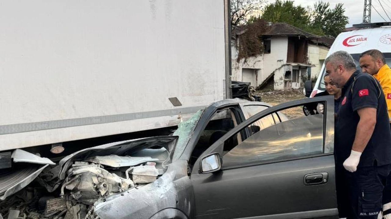 Tıra çarpan otomobilin sürücüsü öldü