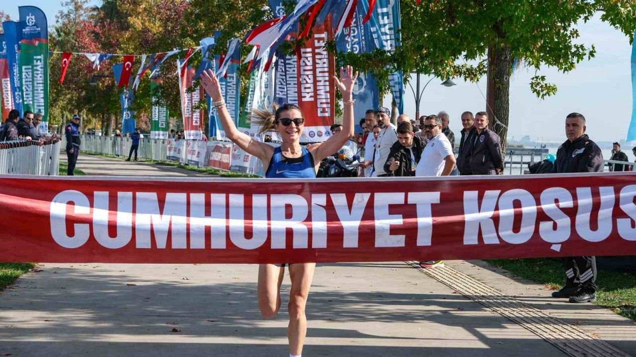 16 ülkeden sporcu Cumhuriyet için koştu