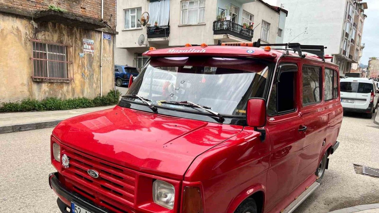 Aracını ‘Çiçek Abbas’ minibüsüne benzetti