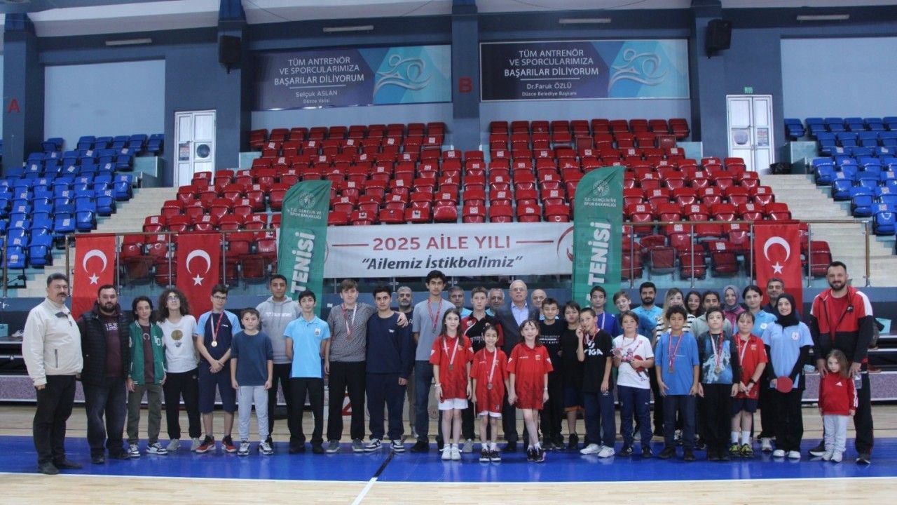 Masa tenisi turnuvasının şampiyonları belli oldu