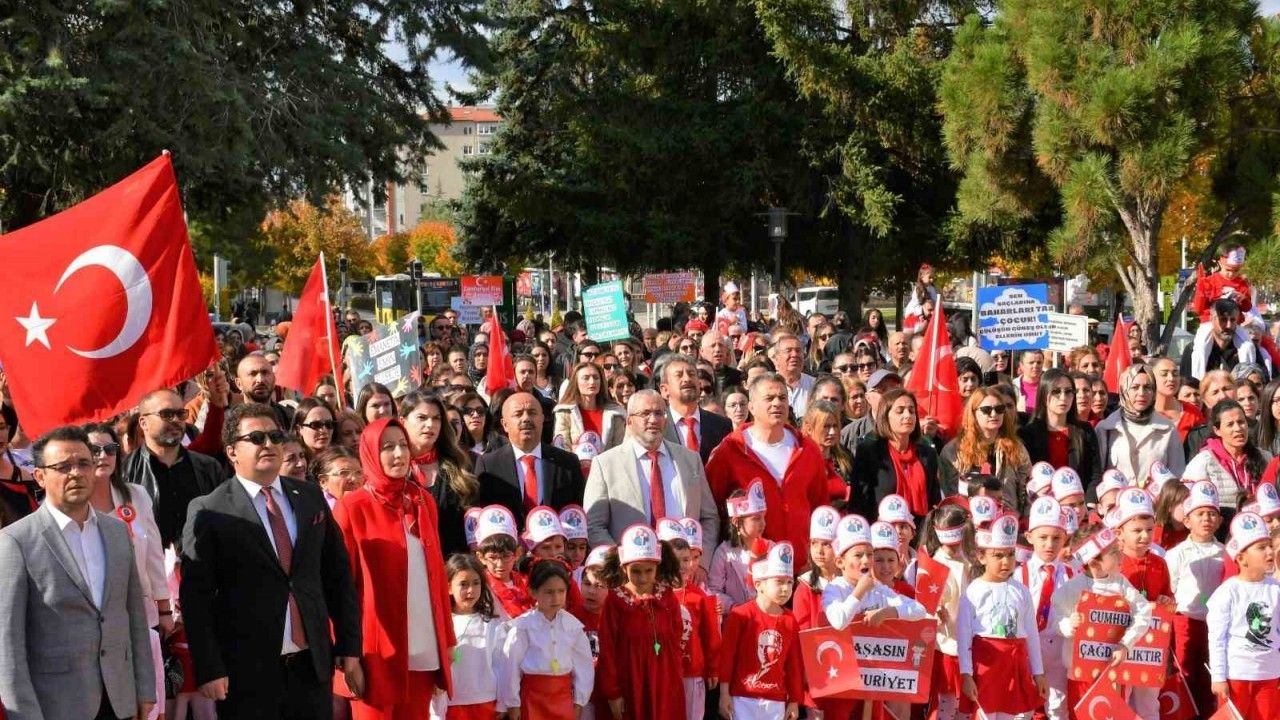 Minikler Cumhuriyet coşkusunu meydanalara taşıdı
