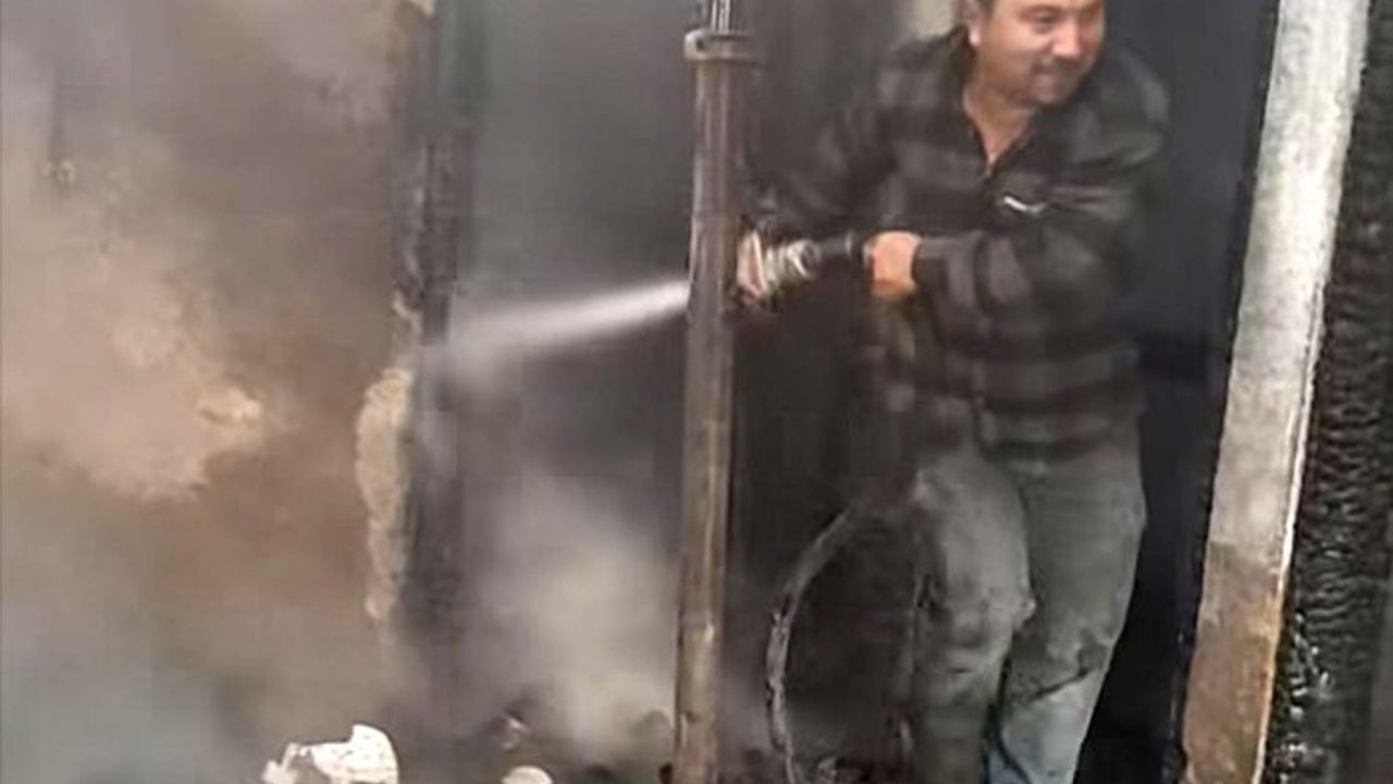 Yıldırım düşmesi sonucu evde yangın çıktı, cami hasar gördü