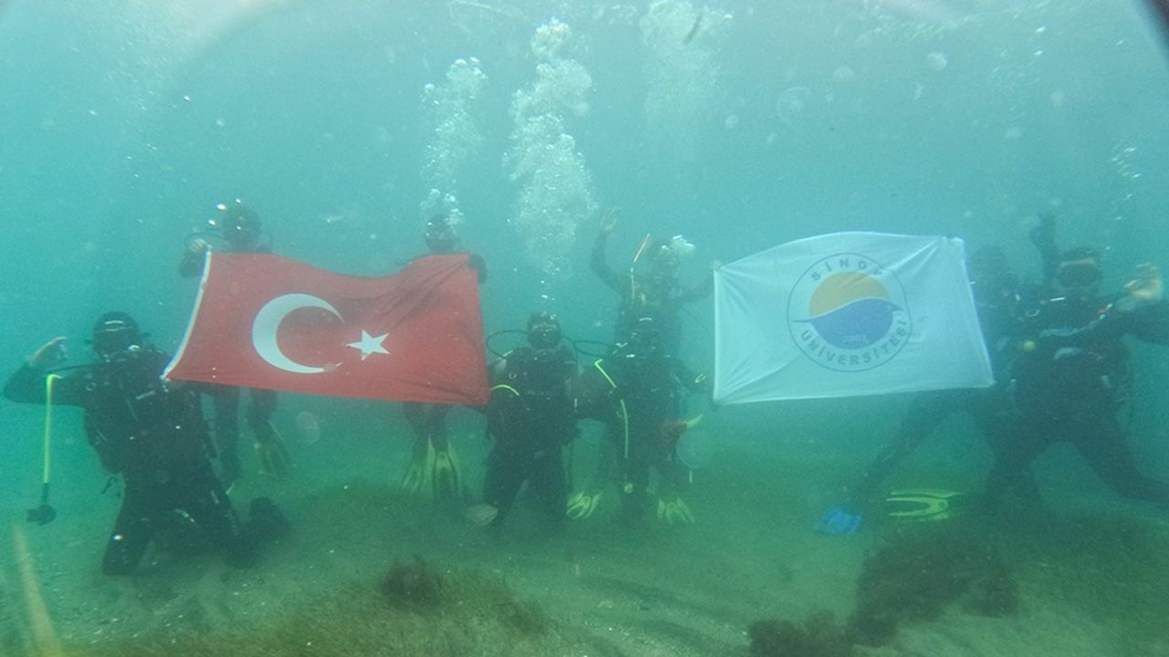 Sinop'ta Cumhuriyet coşkusu deniz altına taşındı