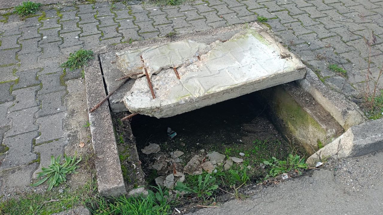 Erfelek’te kırık rögar kapağı tehlike saçıyor