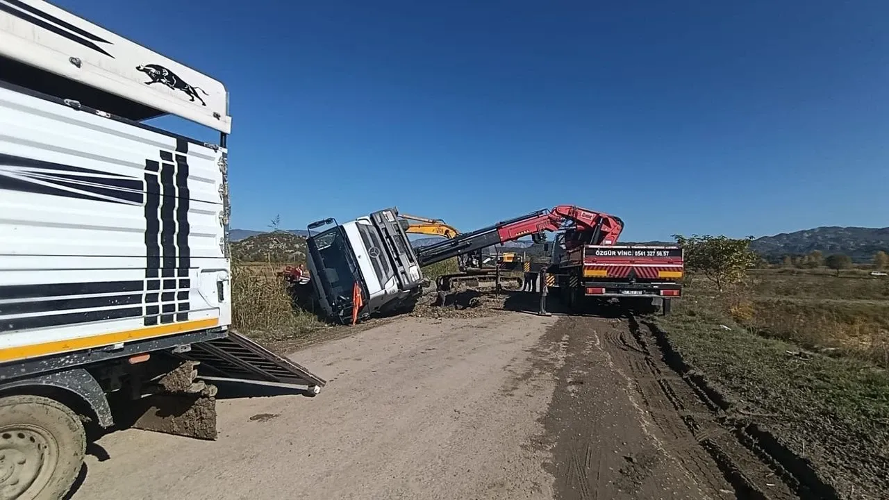 Kamyon devrildi, yol trafiğe kapandı