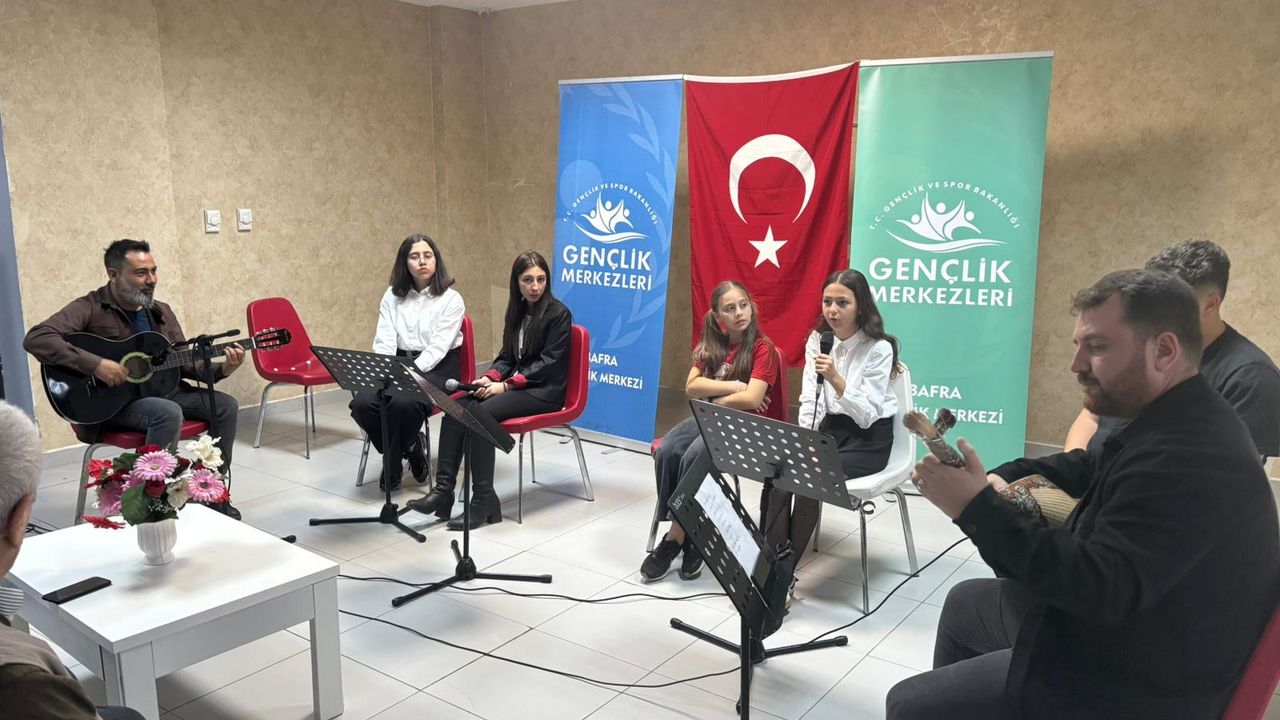 Samsun'da huzurevi sakinlerine şiir ve müzik dinletisi sunuldu