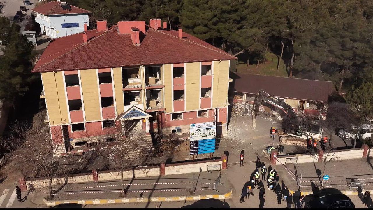 Boyabat İlçe Emniyet Müdürlüğü binası yıkılıyor