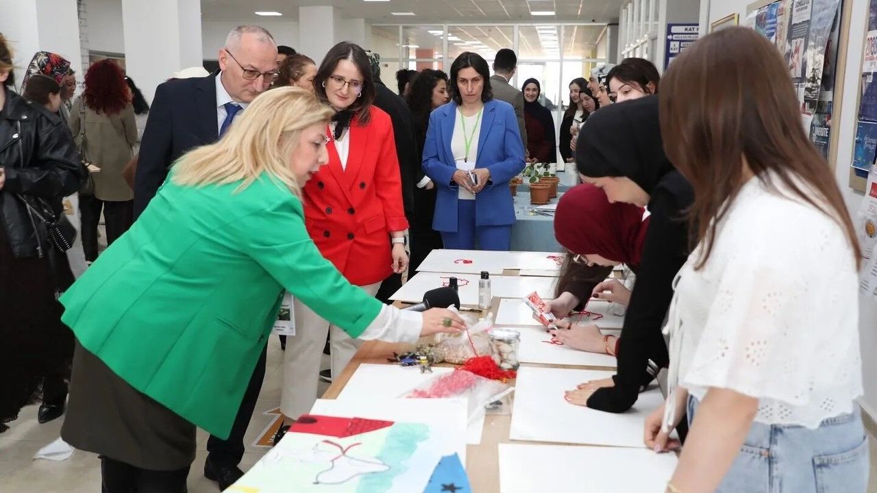 Sinop'ta bitkilerin dünyası tuvale aktarıldı