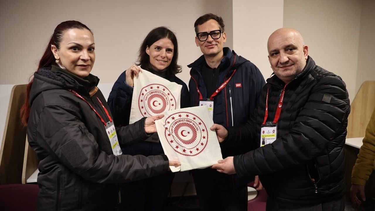 İsviçreli gazetecilere Sinop kültürünü yansıtan hediyeler takdim edildi