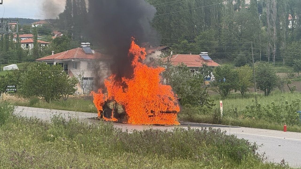 Çarpışan otomobiller alev aldı: 2 kişi öldü!