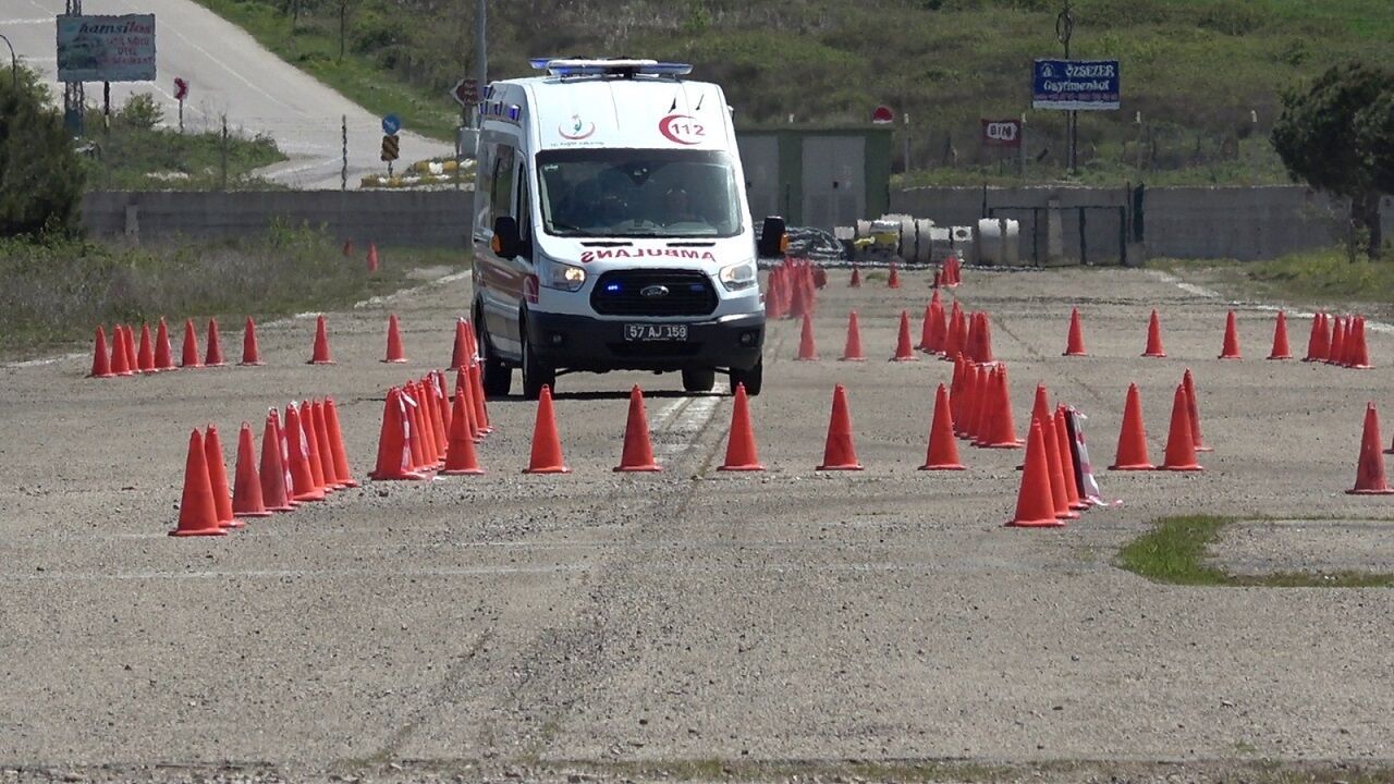 Sinop'ta ambulans sürücüsü adayları zorlu sınavdan geçti