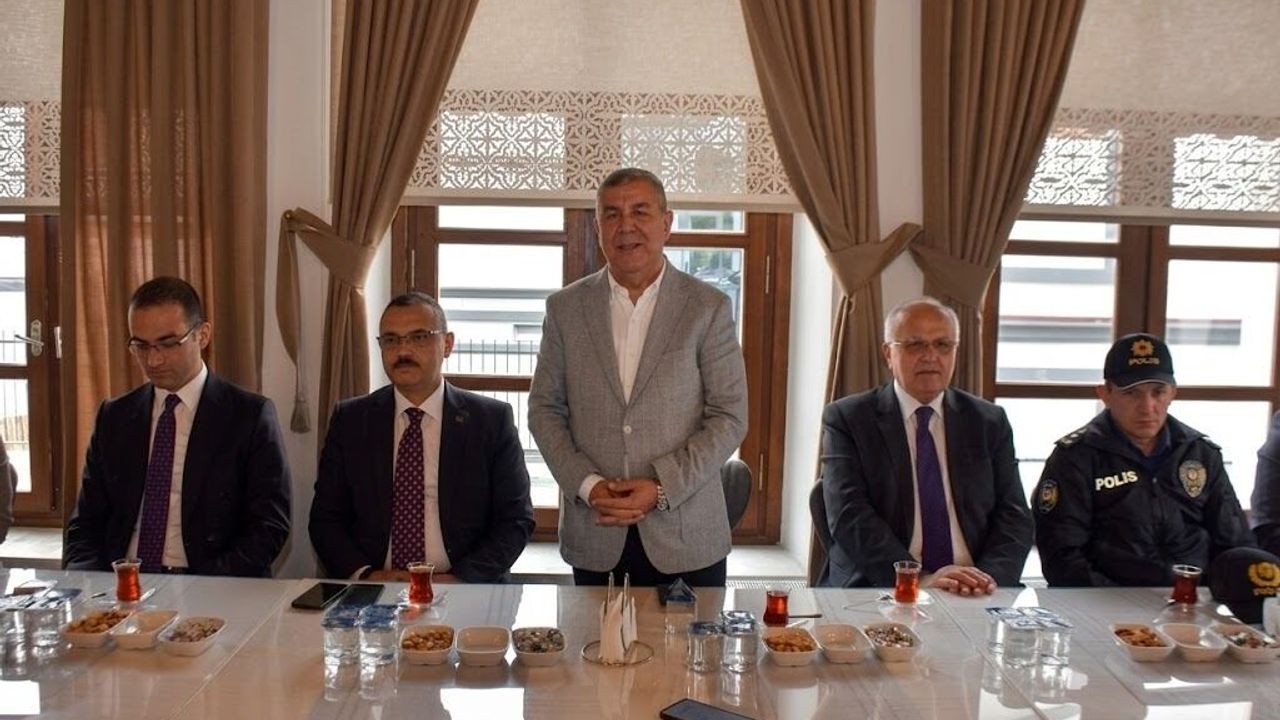 Boyabat protokolü vatandaşla bayramlaştı