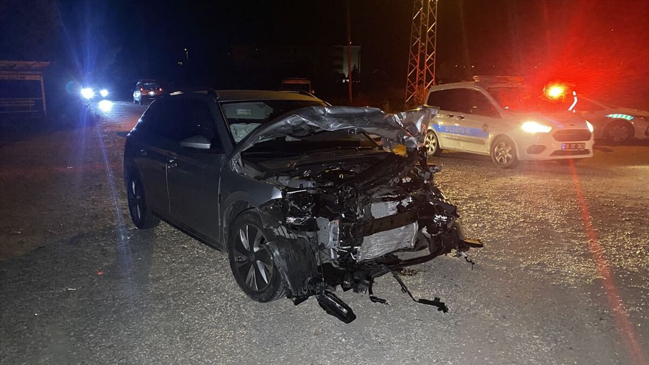 İki otomobil çarpıştı: 3'ü ağır 7 yaralı