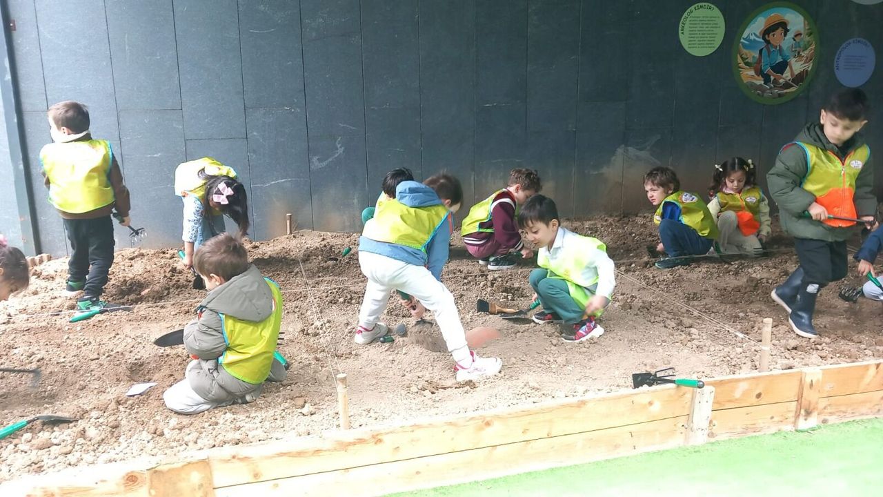 Minikler müzede deneysel kazı yaptı