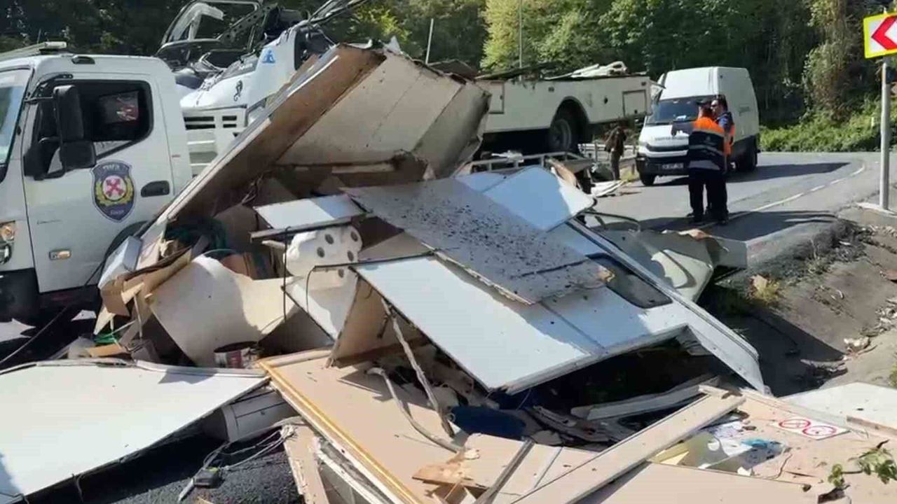 Bariyerlere çarpan karavan paramparça oldu: 1 ölü