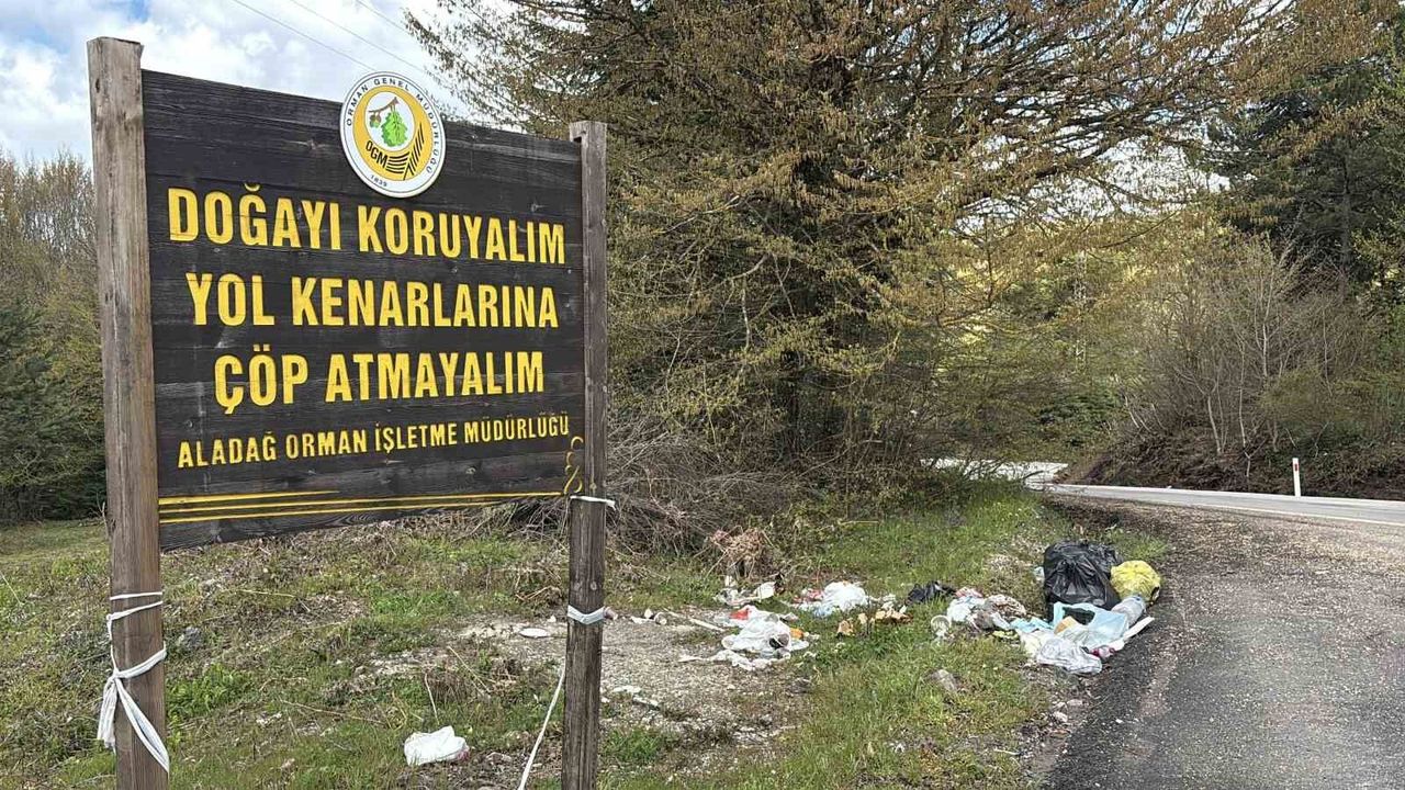 'Çöp atmayın' tabelasının altını çöple doldurdular